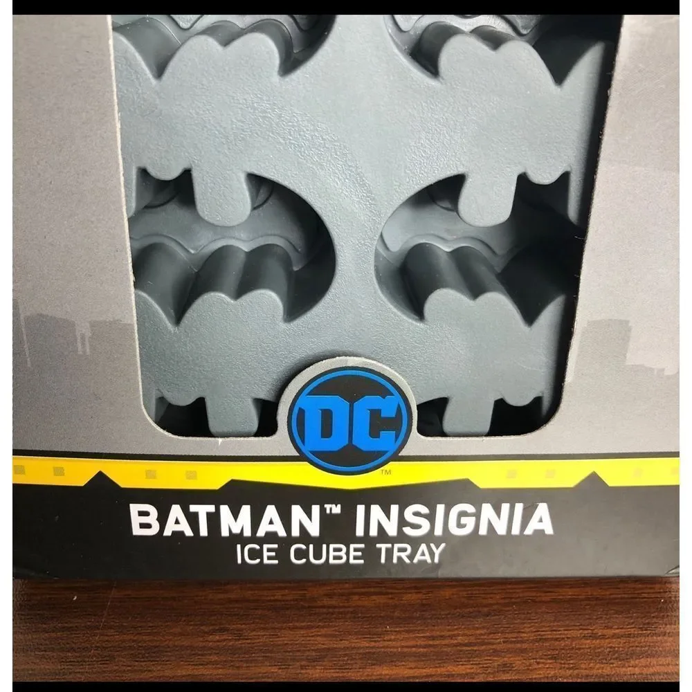 DC Batman insignia‎ Logo Ice Cube Tray - Makes 12 Cubes - New